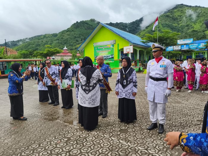 Kamad MTsN 6 Kerinci Berikan Penghargaan Kepada Guru Berprestasi pada Peringatan Hari Guru Nasional