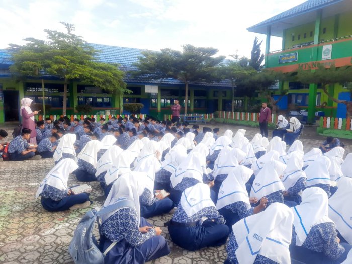 Tadarus Al-Quran Rutin Warnai Pagi di MTsN 6 Kerinci Tadarus Al-Quran Rutin Warnai Pagi di MTsN 6 Kerinci