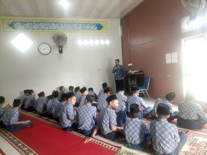 Pembina Agama MTsN 6 Kerinci Beri Arahan Inspiratif Sebelum Pelaksanaan Salat Dhuha Pembina Agama MTsN 6 Kerinci Beri Arahan Inspiratif Sebelum Pelaksanaan Salat Dhuha