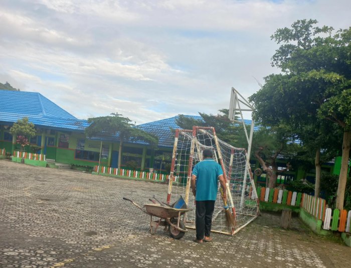 Meski Libur, Pramu Bakti Tetap Menjaga Kebersihan Madrasah