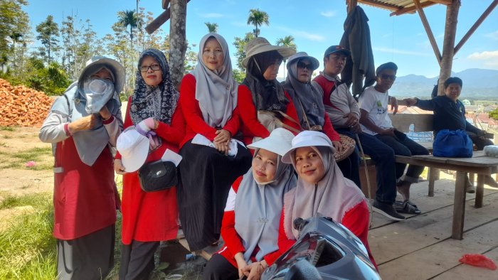 Lelah Tersenyum Bahagia: Peserta Jelajah Alam MTsN 6 Kerinci Puas Usai Taklukkan Bukit Pancuran Tiga