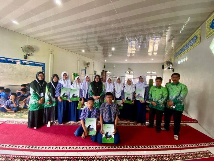 MTsN 6 Kerinci Serahkan Piagam Keikutsertaan untuk Peserta OMI Tingkat Kabupaten/Kota