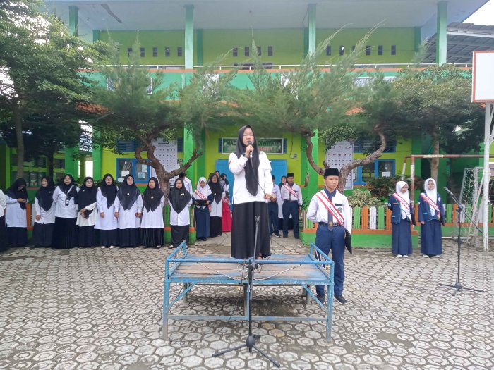 Dalam Amanat Upacara, Ibu Hetty Milya, S.Pd Ingatkan Siswa Jaga Ketertiban Saat Pertukaran Jam Pelajaran Dalam Amanat Upacara, Ibu Hetty Milya, S.Pd Ingatkan Siswa Jaga Ketertiban Saat Pertukaran Jam Pelajaran