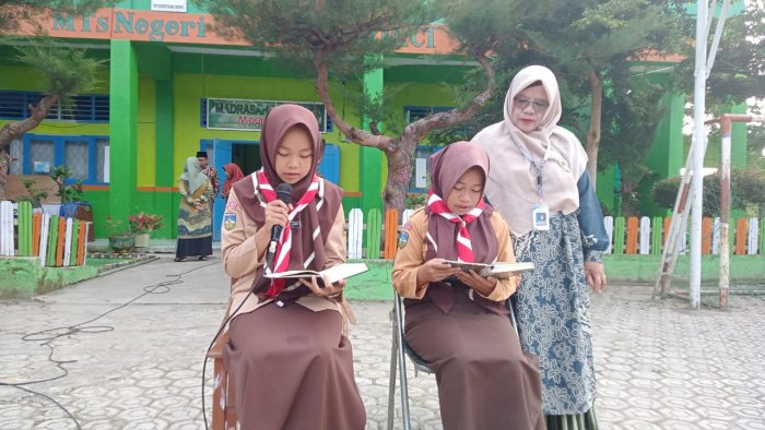 Zahwa Dwi Anbia Pimpin Tadarus Pagi, Didampingi Melinda Matania Kelas VIIIB