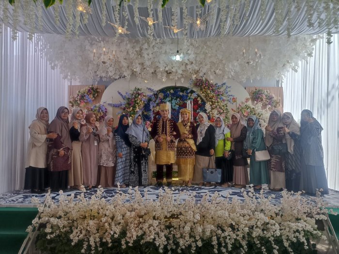 Jalin Harmoni dengan Warga, PTK MTsN 6 Kerinci Hadiri Resepsi Pernikahan Masyarakat Sekitar