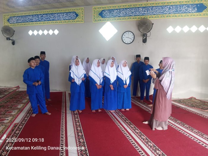 Rahmani Fadhilah, S.Pd.I Latih Siswa Pembaca Asmaul Husna untuk Kegiatan Maulid Nabi Rahmani Fadhilah, S.Pd.I Latih Siswa Pembaca Asmaul Husna untuk Kegiatan Maulid Nabi