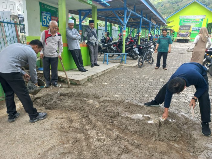 PTK MTsN 6 Kerinci Gelar Gotong Royong Perbaiki Jalan di Gerbang Madrasah