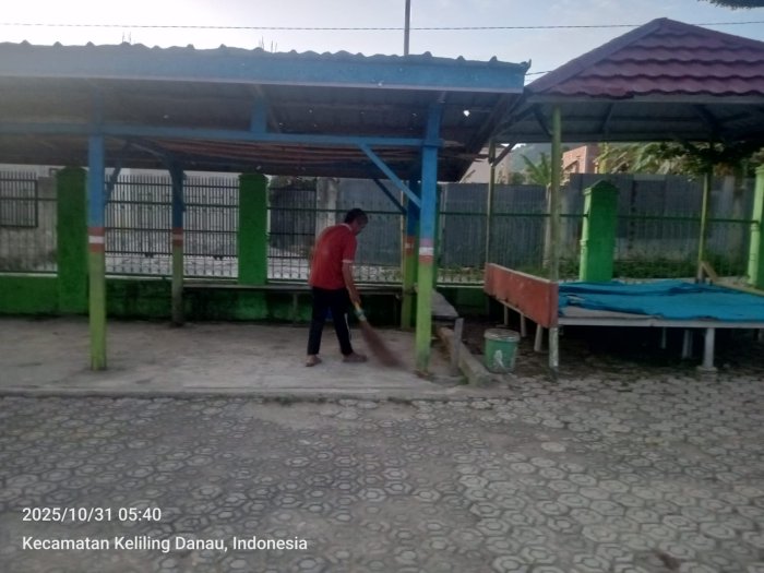 Perjuangan Pak Rici, Petugas Kebersihan yang Setia Membersihkan Madrasah di Pagi Buta