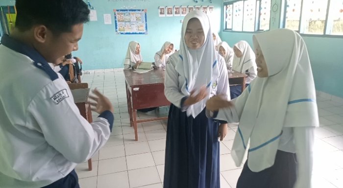 Guru Informatika Gunakan Permainan Hompimpa untuk Pembagian Kelompok yang Menyenangkan