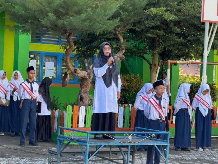 Upacara Senin Jadi Momentum, Ibu Bastina Jaya,S.Pd.I Ajak Siswa Perkuat Disiplin Upacara Senin Jadi Momentum, Ibu Bastina Jaya,S.Pd.I Ajak Siswa Perkuat Disiplin