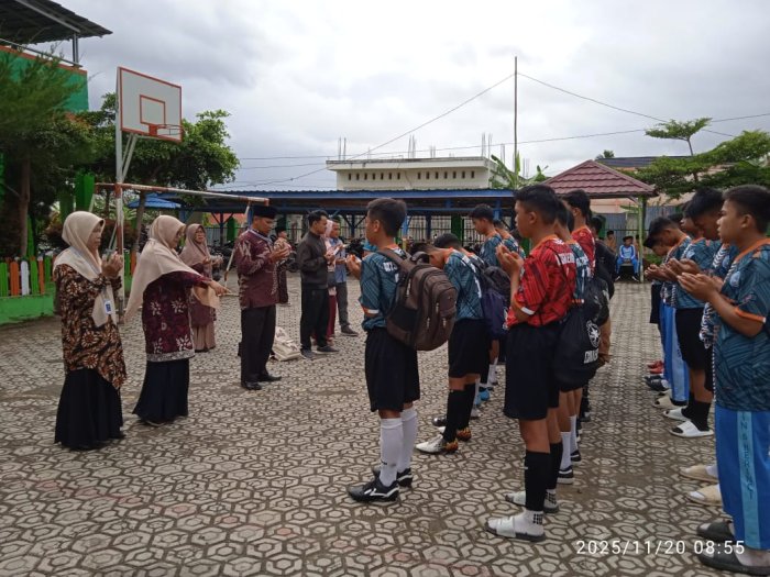 Waka Kesiswaan Pimpin Doa Bersama Pelepasan Tim Sepak Bola MTSN 6 Kerinci Ikuti Liga Pelajar Indonesia Regional Kerinci