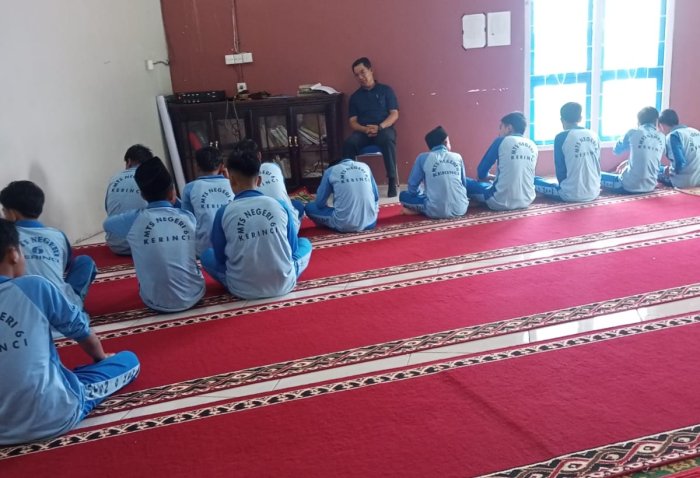 Siswa MTsN 6 Kerinci Dapatkan Bimbingan Rohani dari Pembina Keagamaan Sebelum Sholat Dhuha