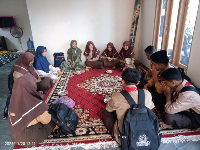 MTSN 6 Kerinci Adakan Kegiatan Sosial Menjenguk Dua Siswa yang Sedang Sakit