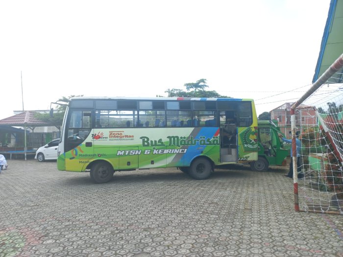 Rutinitas MTsN 6 Kerinci setiap hari antar jemput siswa menggunakan Bus Madrasah