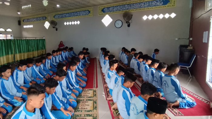 Kepemimpinan Muda Tumbuh di MTsN 6 Kerinci, Zaim Asyrof Pimpin Sholat Dzuhur sebagai Imam