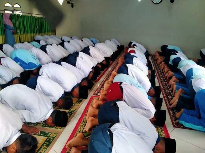 Siswa Khusyuk Melaksanakan Salat Zuhur Berjamaah di MTs N 6 Kerinci Siswa Khusyuk Melaksanakan Salat Zuhur Berjamaah di MTs N 6 Kerinci