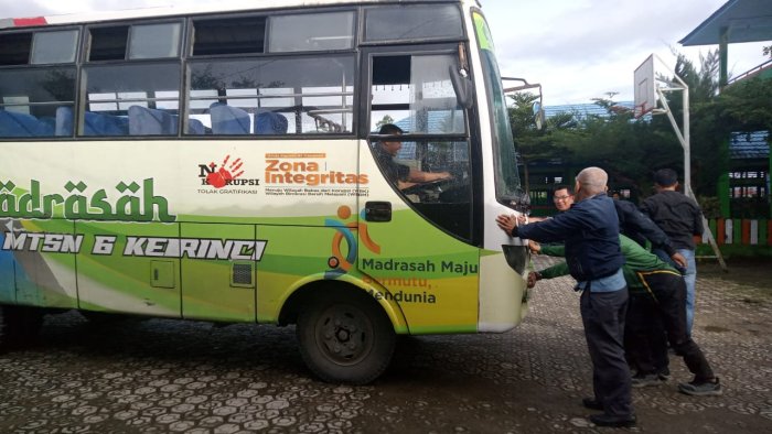 Kebersamaan Tergambar Nyata: Bus Mogok Tak Halangi Semangat DWP MTsN 6 Kerinci Gelar Arisan di Wisata