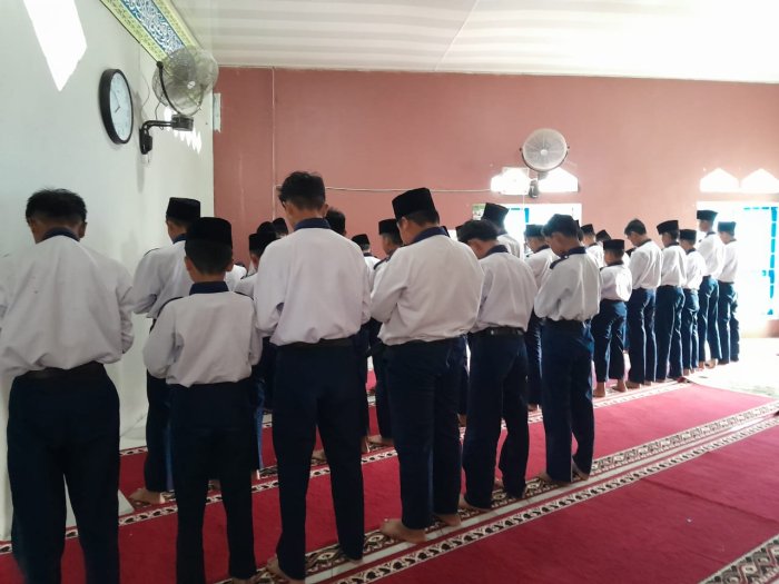 Siswa Kelas VIII MTs N 6 Kerinci Laksanakan Shalat Dhuha Bersama Siswa Kelas VIII MTs N 6 Kerinci Laksanakan Shalat Dhuha Bersama