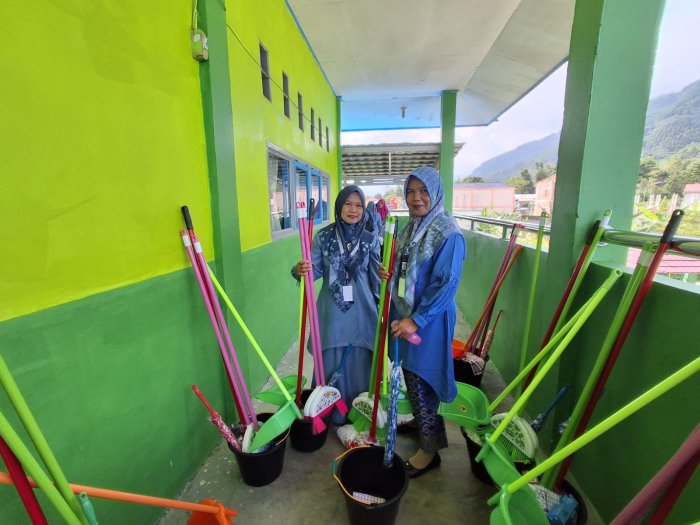 Wali kelas melaksanakan pengambilan peralatan kelas di kantor Madrasah