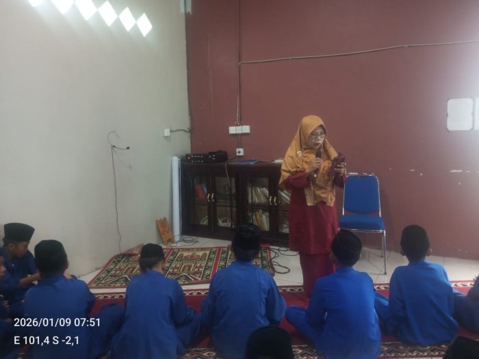 Ibu Desti Murni memimpin lantunan istighfar dan shalawat dengan suara Merdu