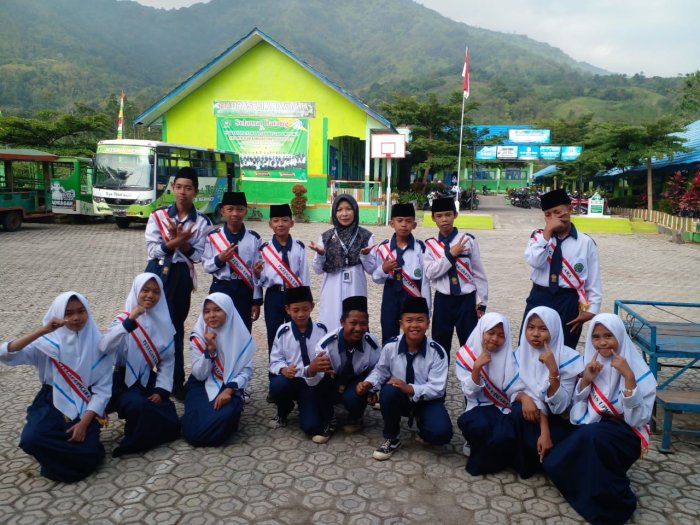 Wali Kelas 7B Bangun Semangat Siswa Sebelum Upacara Dimulai