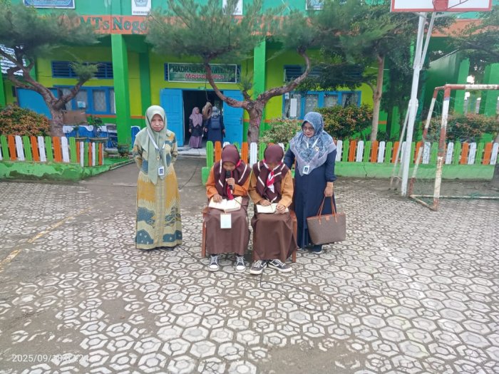 Aqila Fatina dan Nadira Siswi Kelas 7b Pimpin Kegiatan Tadarus Aqila Fatina dan Nadira Siswi Kelas 7b Pimpin Kegiatan Tadarus