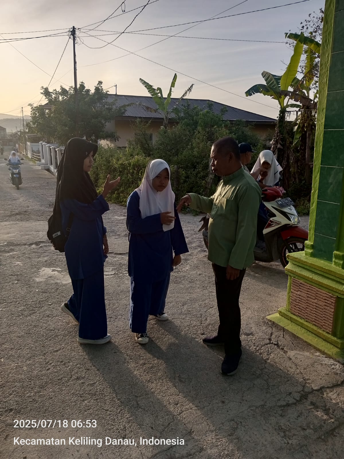 MTsN 6 Kerinci Sambut Siswa dengan Hangat di Gerbang Madrasah