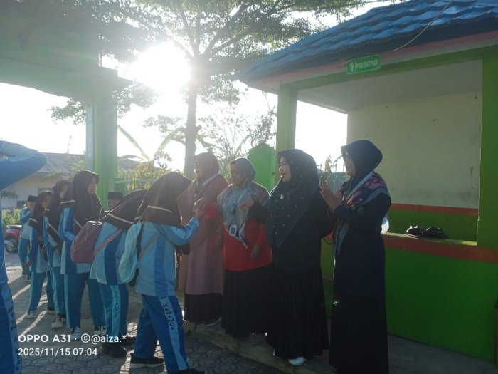 Senyum dan Sapaan Hangat: Penerapan 5S MTsN 6 Kerinci Dimulai dari Penyambutan Siswa di Gerbang Madrasah