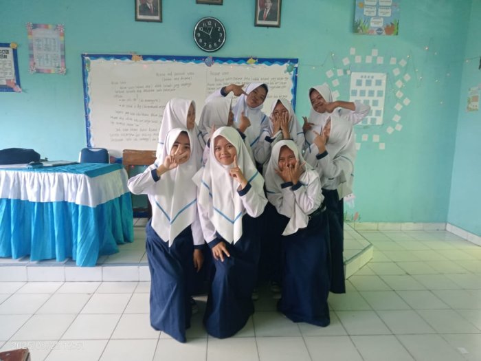 Ucapan Ulang Tahun Warnai Pembelajaran Diskusi di Kelas 9A MTsN 6 Kerinci Ucapan Ulang Tahun Warnai Pembelajaran Diskusi di Kelas 9A MTsN 6 Kerinci