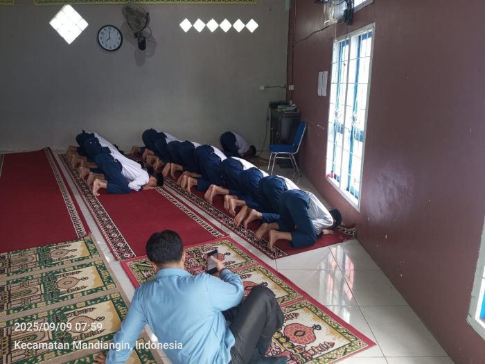 Giliran Siswa Kelas IX Laksanakan Shalat Dhuha Bersama di MTsN 6 Kerinci Giliran Siswa Kelas IX Laksanakan Shalat Dhuha Bersama di MTsN 6 Kerinci
