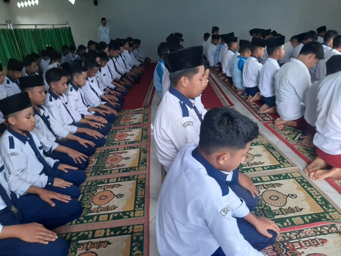 Khusyuknya Sholat Zuhur Berjamaah, diimami Rafif Faeyza Irsyady