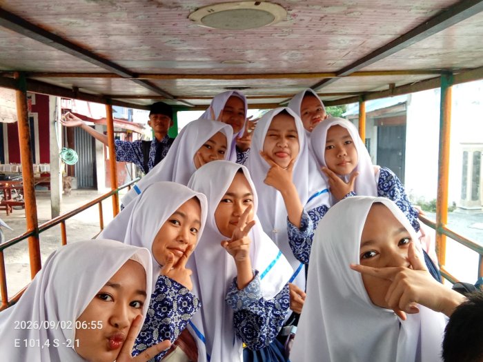 Pesona Alam Kerinci di Balik Jendela Odong-Odong: Keceriaan Siswa MTsN 6 Berangkat Sekolah Sambil Mengagumi Karya Ilahi