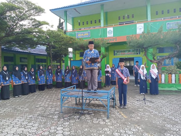 MTsN 6 Kerinci Gelar Upacara Hari Kesaktian Pancasila, OSIM Bertugas dan H. Afrial Jadi Pembina MTsN 6 Kerinci Gelar Upacara Hari Kesaktian Pancasila, OSIM Bertugas dan H. Afrial Jadi Pembina