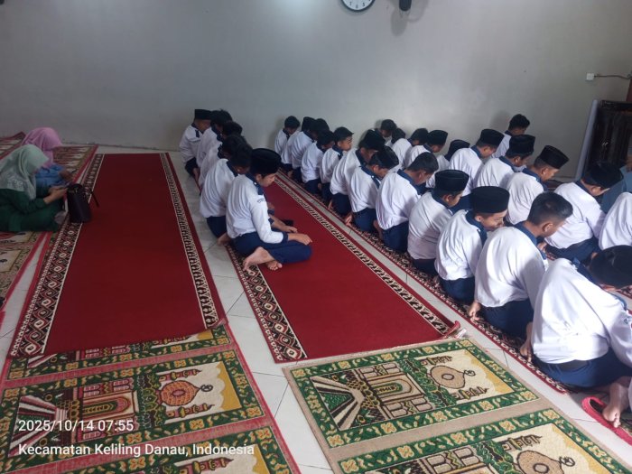 Siswa Kelas VIII B Pimpin Kegiatan Rutin Shalat Dhuha di MTsN 6 Kerinci