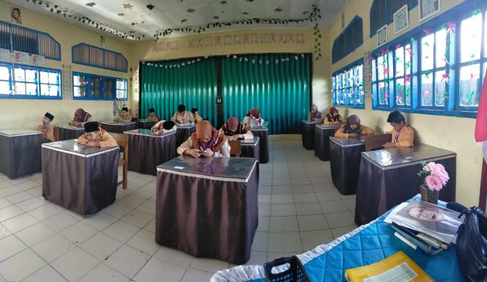 Peduli dan Solutif, Pengawas ASAS Ganjil MTsN 6 Kerinci Pinjamkan HP untuk Siswa yang Tidak Membawa Perangkat