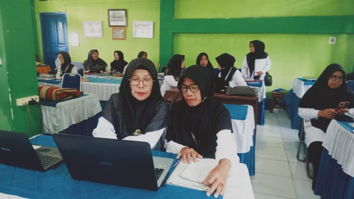 Tak Sekadar Ujian Usai, Guru dan Wali Kelas Ramai-Ramai Bersih-Bersih Data di RDM Tak Sekadar Ujian Usai, Guru dan Wali Kelas Ramai-Ramai Bersih-Bersih Data di RDM