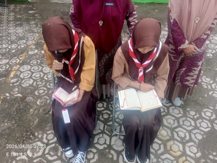 Penggalang Rakit Dila dan Zahra Pandu Pembacaan Al-Quran di MTsN 6 Kerinci Penggalang Rakit Dila dan Zahra Pandu Pembacaan Al-Quran di MTsN 6 Kerinci