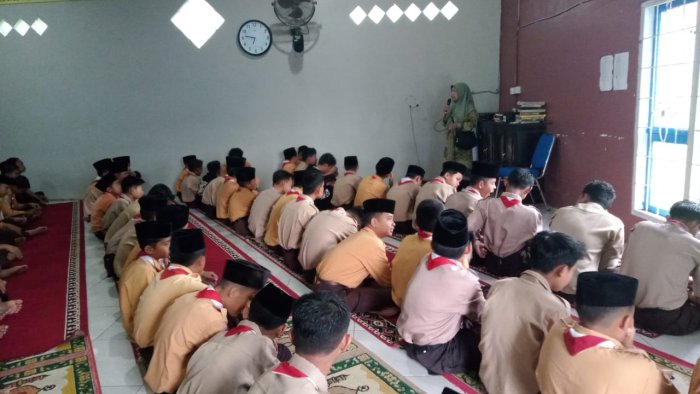 Ibu Elvi Satria Ingatkan Siswa untuk Selalu Menjaga Kebersihan Kelas Saat Ujian
