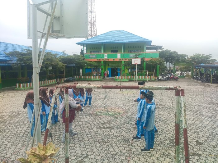 Siswa Kelas VIII A MTsN 6 Kerinci Asah Kemampuan Basket di Bimbingan Guru PJOK Siswa Kelas VIII A MTsN 6 Kerinci Asah Kemampuan Basket di Bimbingan Guru PJOK