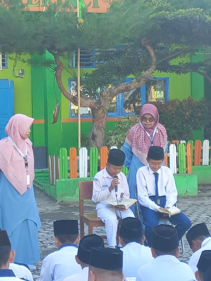 SISWA BARU KELAS VII A MEMIMPIN TADARUS AL QURAN SISWA BARU KELAS VII A MEMIMPIN TADARUS AL QURAN