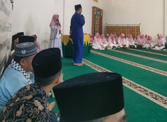 Doa Penutup oleh Siswa MTsN 6 Kerinci Khidmati Acara Peringatan Maulid Nabi Muhammad SAW