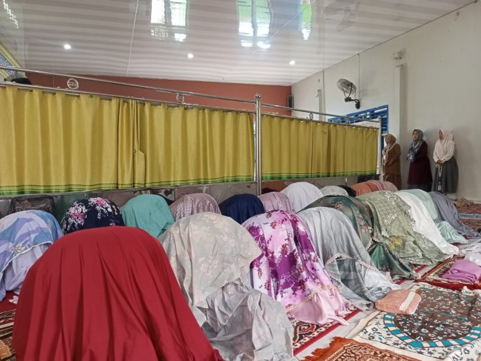 Kekhusyukan Menyelimuti Sholat Dhuha Berjamaah, Kelas IX MTsN 6 Kerinci Tampil Sebagai Petugas dan Makmum