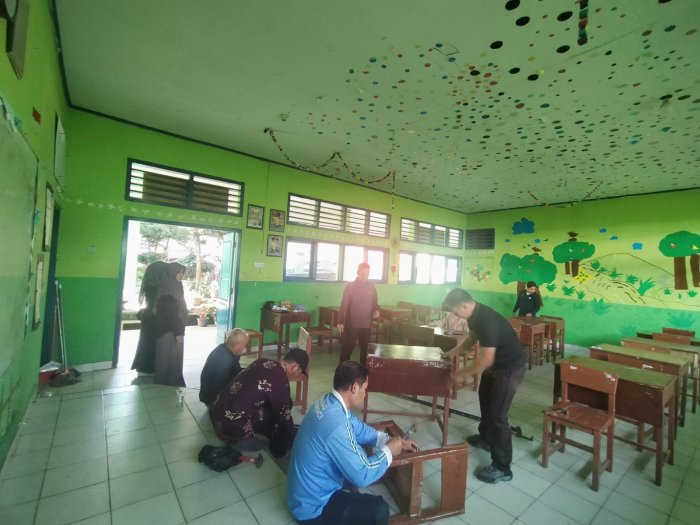 Pastikan Kenyamanan Belajar, PTK MTsN 6 Kerinci Lakukan Peremajaan Bangku dan Meja Pastikan Kenyamanan Belajar, PTK MTsN 6 Kerinci Lakukan Peremajaan Bangku dan Meja
