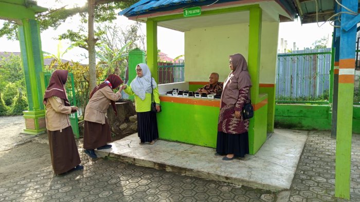 Semangat Tak Pudar, Guru Piket MTsN 6 Kerinci Sambut Siswa di Hari Terakhir ASAS Ganjil 2025/2026