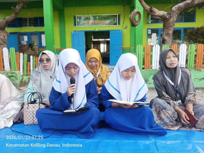Yasinan Rutin Mingguan Dipandu Siswa Kelas VII B