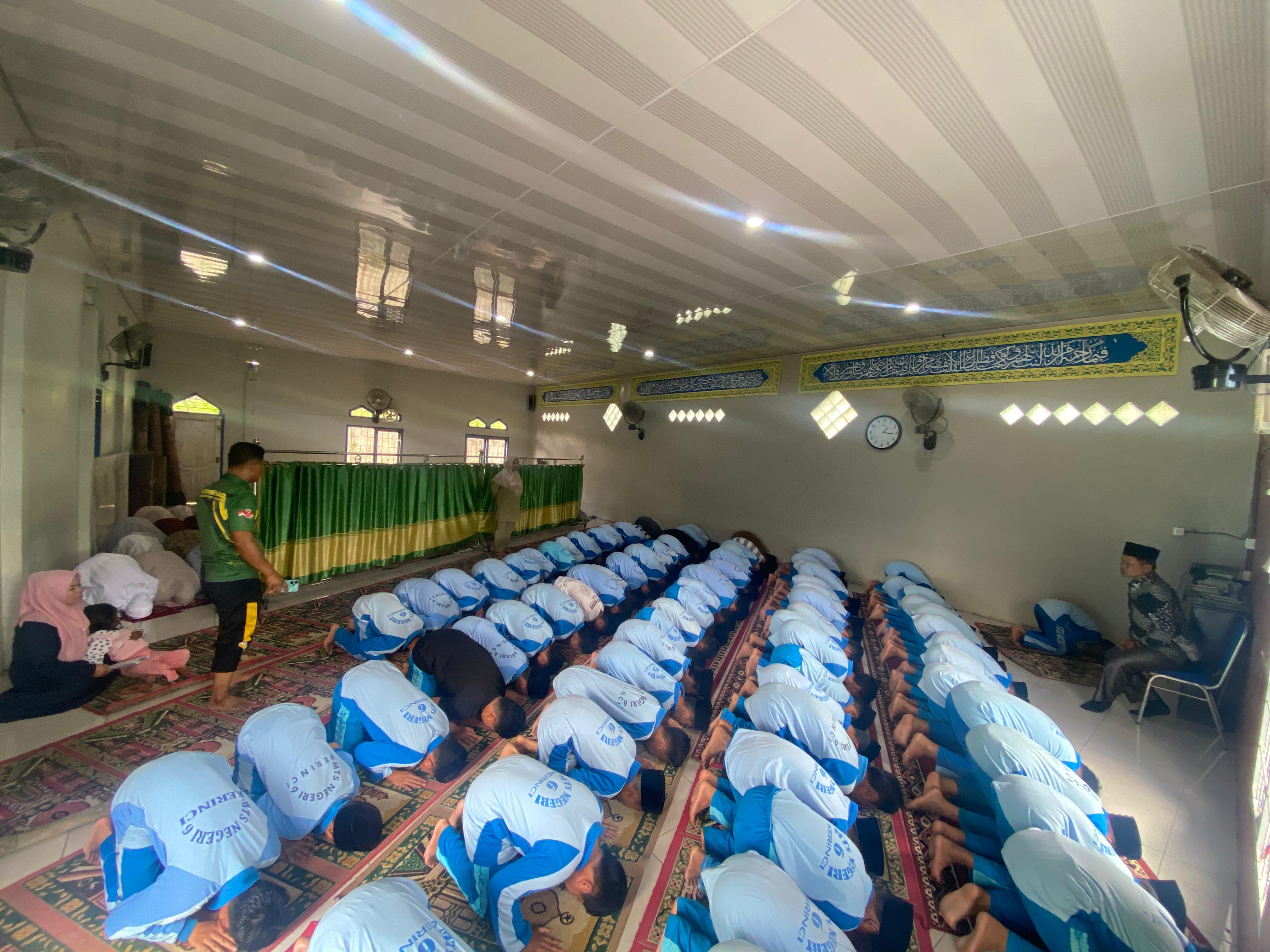 Siswa Pimpin Shalat Zuhur Berjamaah Siswa Pimpin Shalat Zuhur Berjamaah