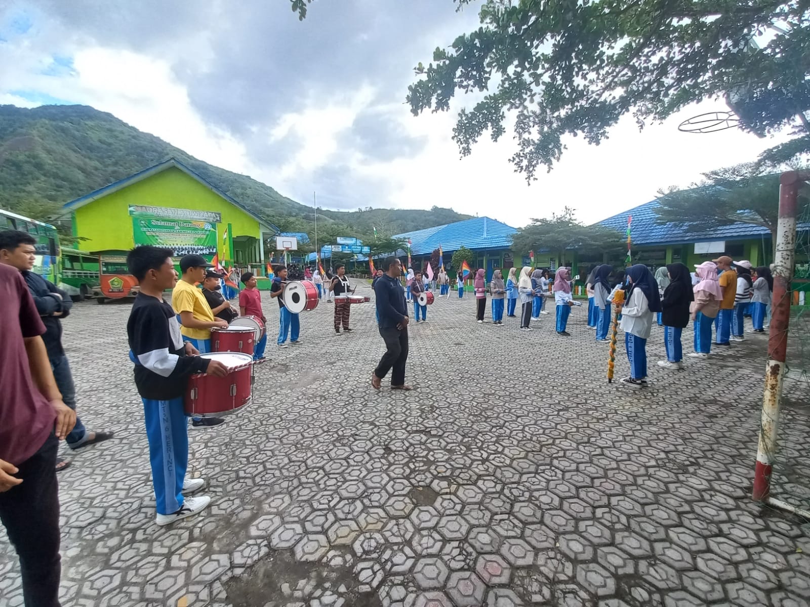 Latihan Drumband MTsN 6 Kerinci Semakin Intens Jelang HUT RI ke-80 Latihan Drumband MTsN 6 Kerinci Semakin Intens Jelang HUT RI ke-80