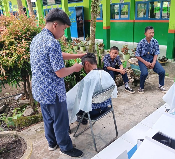 Hafinas Tunjukkan Bakat Barber, Ubah Hukuman Potong Rambut Jadi Ajang Perawatan Berkualitas