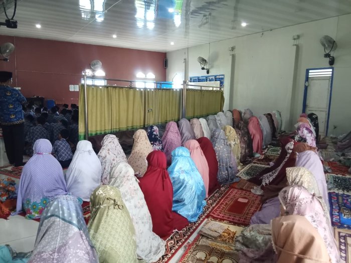 Siswa Kelas VIII B, Mubarak, Jadi Imam Sholat Dhuha di MTsN 6 Kerinci Siswa Kelas VIII B, Mubarak, Jadi Imam Sholat Dhuha di MTsN 6 Kerinci