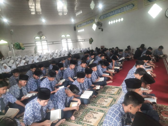 Hujan Tak Halangi Ibadah, Kegiatan Tadarus MTsN 6 Kerinci Tetap Berjalan Khidmat di Dalam Musholla